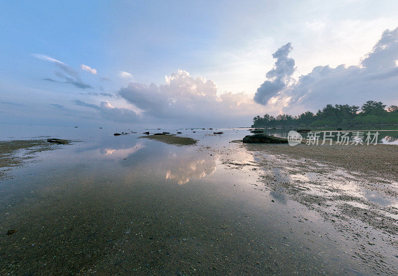 无边无际的大海景观在黎明的Thom海滩，富国岛，Kien Giang省